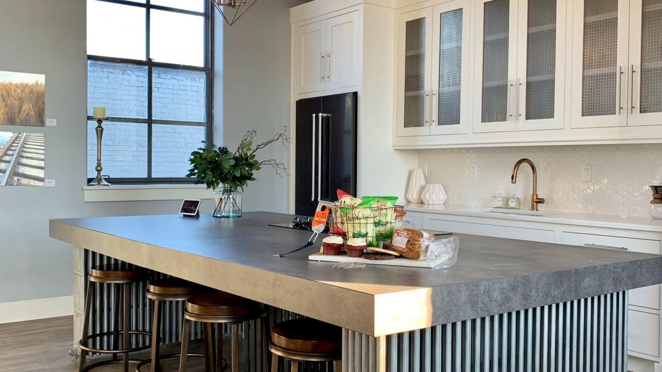 Middle worktop/counter in modern kitchen